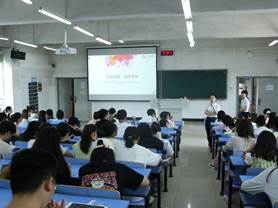 一群人在房间里  描述已自动生成