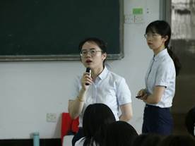 人站在镜子前  低可信度描述已自动生成