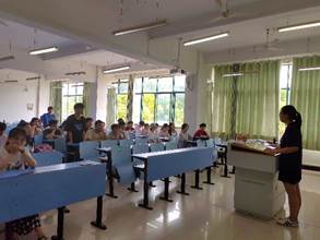 餐厅里的人们中度可信度描述已自动生成