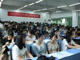 人们在看台上的人群  中度可信度描述已自动生成