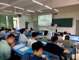 会议室里的人们  描述已自动生成